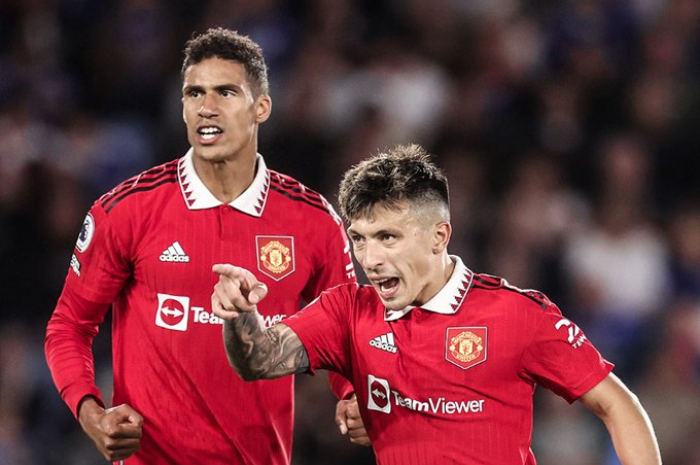 <p>Ket Foto: Foto pemain Manchester United, Lisandro Martinez dan Varane di lapangan (Foto/Twitter/Manchester United)</p>
