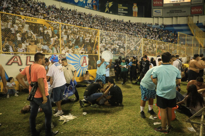 <p>Ket Foto: Foto tragedi menyedihkan di pertandingan sepakbola El Savador yang banyak memakan korban (Foto/Twitter/@faktasepakbola)</p>
