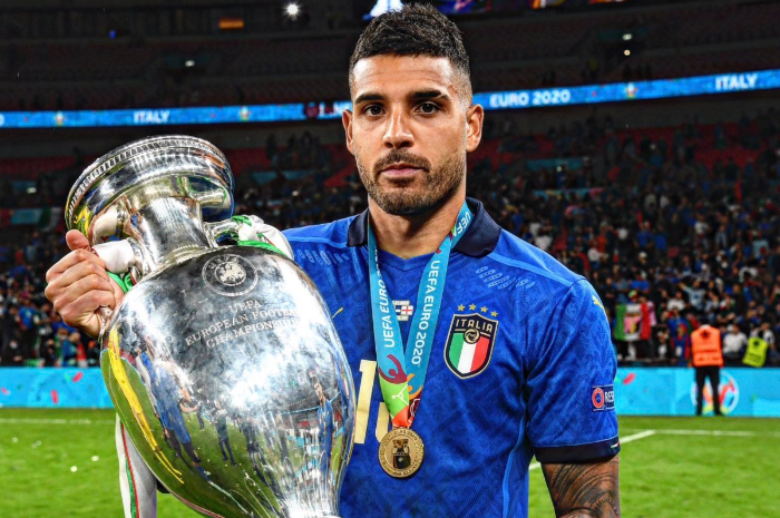 <p>Ket Foto: Foto pemain West Ham, Emerson Palmieri yang panen trofi UEFA (Foto/Twitter/@idextratime)</p>
