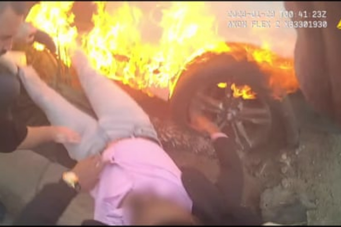 <p>Keterangan Foto: Proses evakuasi korban kebakaran mobil, (Foto:/Twitter/RobbertPalter)</p>