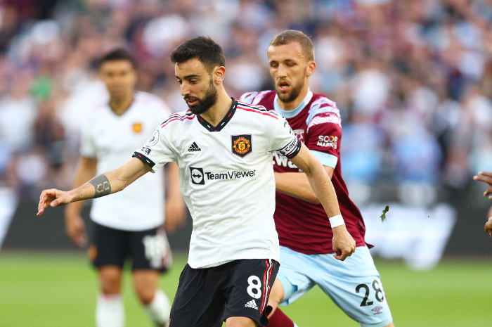 <p>Ket Foto: Foto Bruno Fernandes yang sedang duel dengan pemain West Ham (Foto/Twitter/Manchester United)</p>
