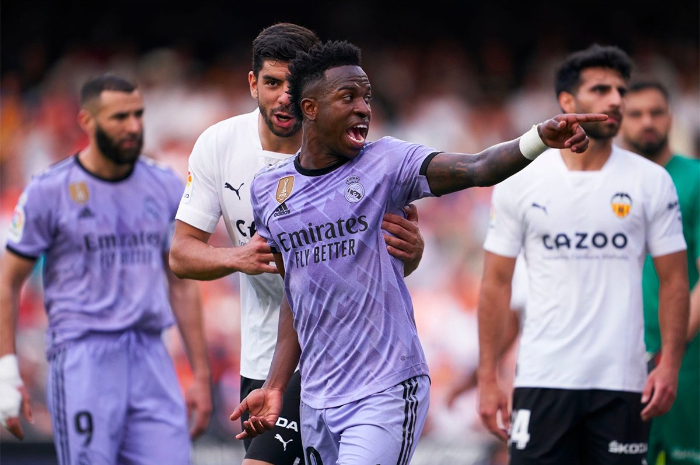 <p>Ket Foto: Foto pemain Real Madrid, Vinicius Junior yang diejek oleh para fans Valencia CF (Foto/Twitter/@faktasepakbola)</p>
