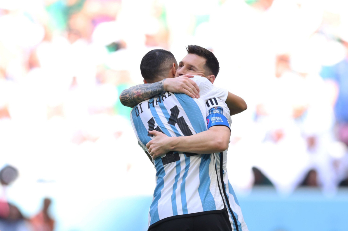 <p>Ket Foto: Foto Lionel Messi berpelukan dengan Angel Di Maria di lapangan (Foto/Twitter/@idextratime)</p>
