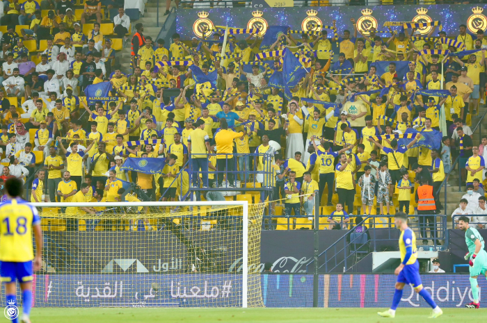 <p>Ket Foto: Foto para supporter Al-Nassr berikan dukungan di lapangan (Foto/Twitter/Al-Nassr)</p>
