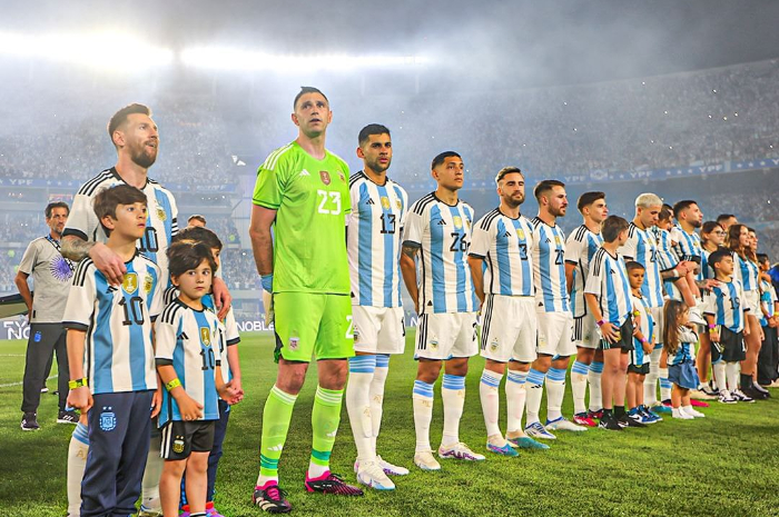 <p>Ket. Foto: Para pemain tim nasional Argentina ketika dapat sambutan di negaranya setelah kemenangan Juara Piala Dunia 2022 (Foto/Instagram/@afaseleccion)</p>
