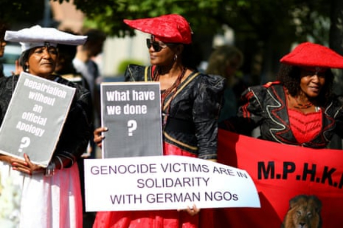 <p>Keterangan Foto: Aksi demonstrasi keluarga korban genosida Namibia, (Foto:/Twitter/@Christian Mach)</p>
