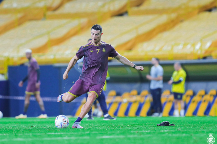 <p>Ket Foto: Foto Cristiano Ronaldo di lapangan sedang berlatih (Foto/Twitter/Al Nassr FC)</p>
