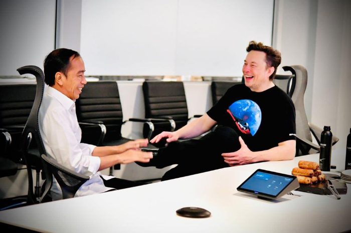 <p>Ket Foto: Foto Pak Presiden Indonesia, Joko Widodo dengan CEO Tesla, Elon Musk (Foto/Twitter/@Pangeransiahaan)</p>
