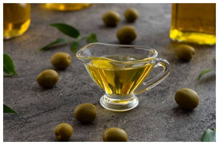 <p>Ket Foto: Gambar olive oil dan buah zaitun (Foto/Freepik)</p>
