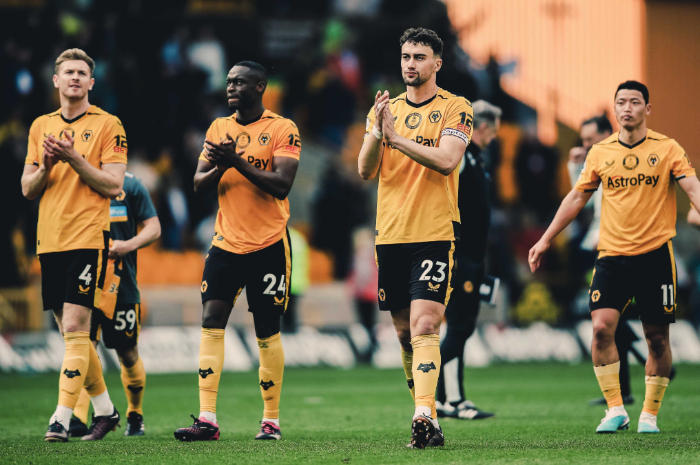 <p>Ket Foto: Foto Skuad Wolves selebrasi di lapangan setelah kalahkan Chelsea (Foto/Twitter/Wolves)</p>
