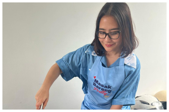 <p>Ket Foto: Prilly Latuconsina banjir komentar netizen masak tiga ratus porsi untuk anak yatim piatu (Foto/Instagram/@prillylatuconsina96)</p>
