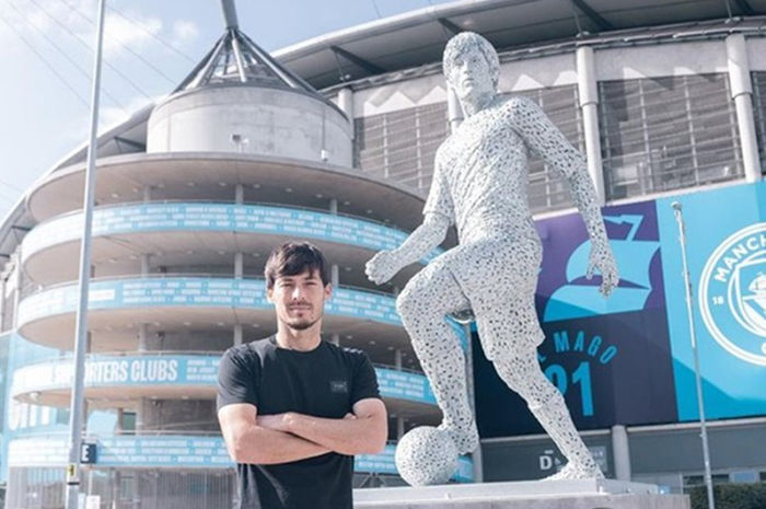 <p>Ket Foto: Foto David Silva dengan patungnya di Etihad Stadium (Foto/Twitter/@idextratime)</p>
