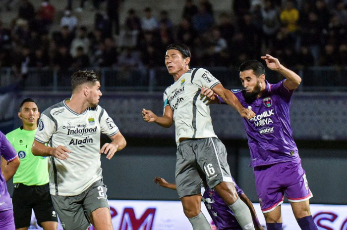 <p>Ket. Foto: Pertandingan ketika Persib Bandung menantang Persita Tangerang di BRI Liga 1 (Foto/Twitter/@persib)</p>
