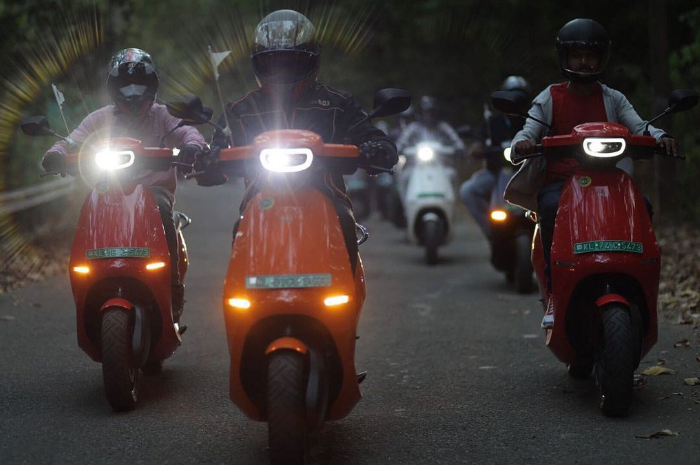 <p>Ket Foto: Foto orang mengendarai electric motorcycle di jalan (Foto/Twitter/@vish3890)</p>