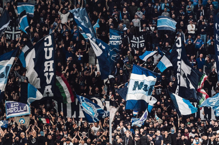 <p>Ket. Foto: Para penggemar setia dan fanatik dari tim kesebelasan Napoli (Foto/Instagram/@officialsscnapoli)</p>
