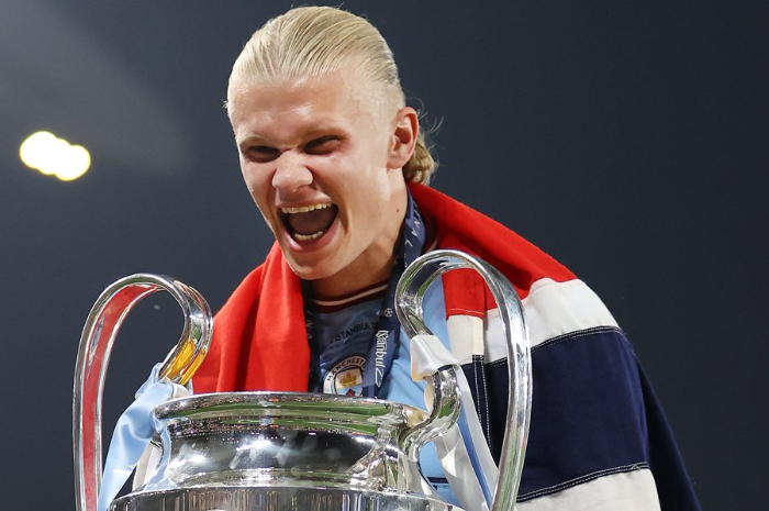 <p>Ket Foto: Foto Erling Haaland yang sedang angkat piala UCL (Foto/Twitter/@faktasepakbola)</p>
