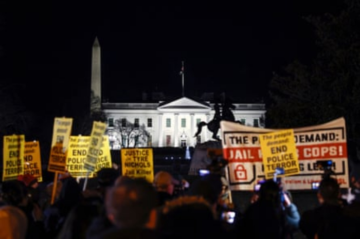 <p>Foto Aksi Unjuk Rasa di Gedung Putih Amerika, ( Foto:/Twitter/Kirstin Garris)</p>
