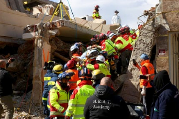 <p>Keterangan foto: penyelamatan wanita yang hidup setelah tertimpa reruntuhan, (Foto:/Twitter/Anadolu)</p>
