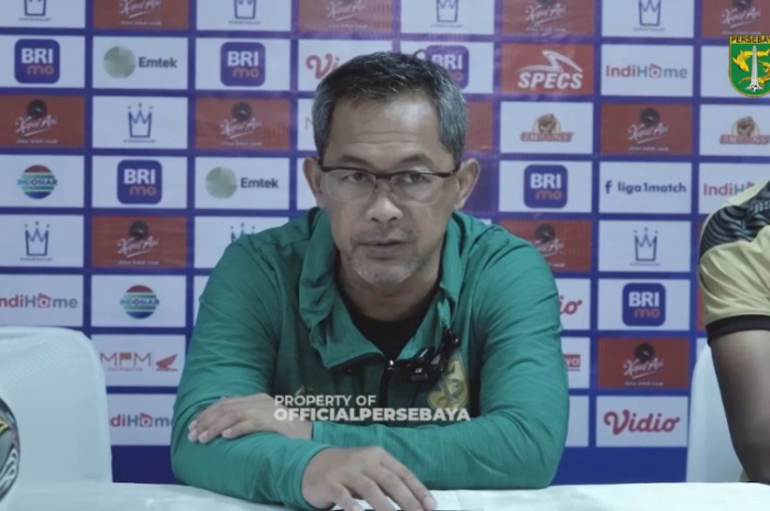 <p>Ket. Foto: Aji Santoso selaku kepala pelatih di tim Persebaya Surabaya dalam konferensi pers (Foto/Youtube/Official Persebaya)</p>
