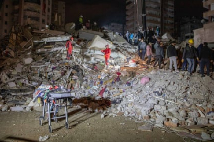 <p>Keterangan foto: sulitnya melakukan evakuasi korban gempa Turki,(Foto:/Twitter/toldaidun)</p>