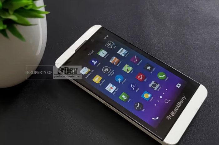 <p>Foto Blackberry Z10 yang dulu terkenal di masanya (foto/youtube/@ErDev)</p>
