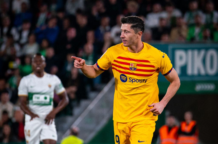 <p>Ket Foto: Foto Lewandowski saat berada di lapangan (Foto/Twitter/Barcelona FC)</p>
