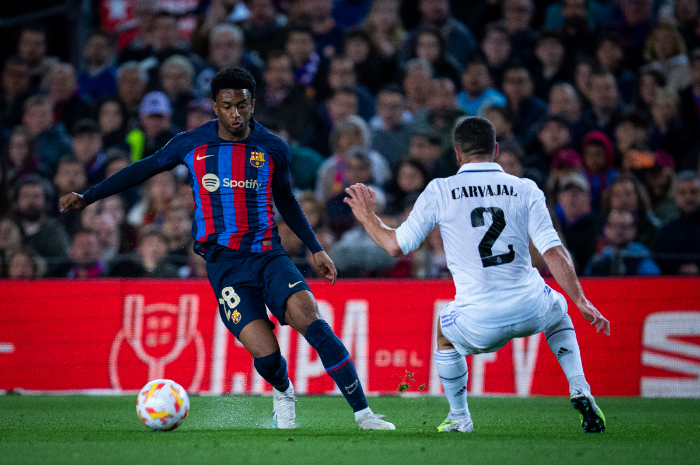 <p>Ket Foto: Pemain Barcelona vs Real Madrid di lapangan (Foto/Twitter/Barcelona)</p>

