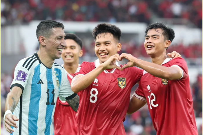 <p>Ket Foto: Foto editan pemain Argentina dengan pemain Indonesia (Foto/Twitter/@Faktasepakbola)</p>
