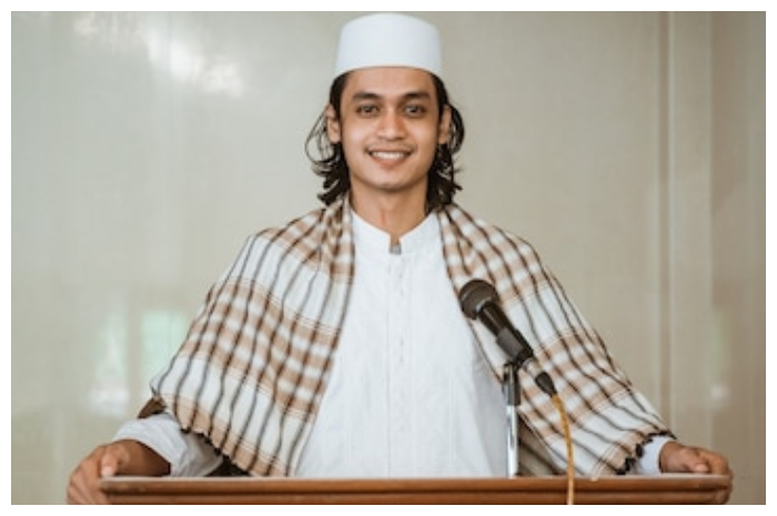 <p>Ket Foto: Gambar Pria sedang ceramah di hadapan jamaah (Foto/Freepik)</p>
