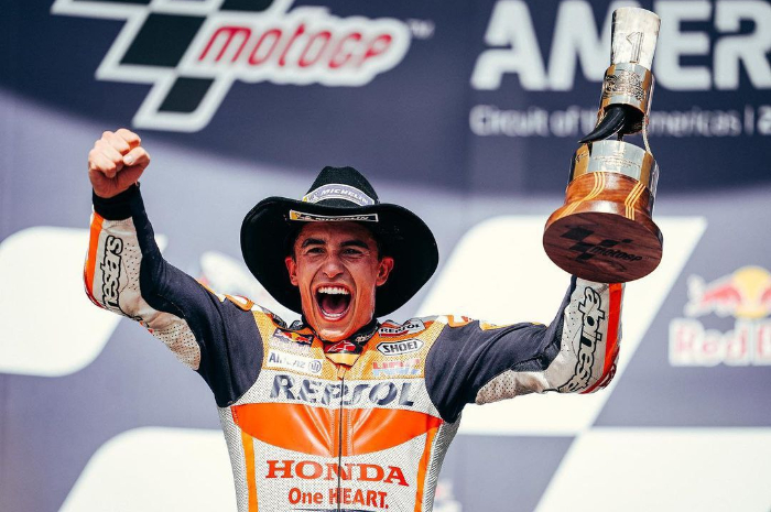 <p>Ket. Foto: Marc Marquez ketika naik podium pertama atau juara di GP Amerika, COTA pada tahun 2021 lalu (Foto/Instagram/@hrc_motogp)</p>
