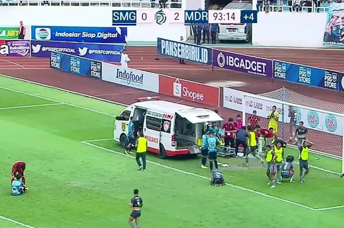 <p>Ket. Foto: Insiden Ricki Ariansyah Tak Sadarkan Diri, Ketika Pertandingan Madura United vs PSIS Semarang (Foto/Twitter/@idextratime)</p>
