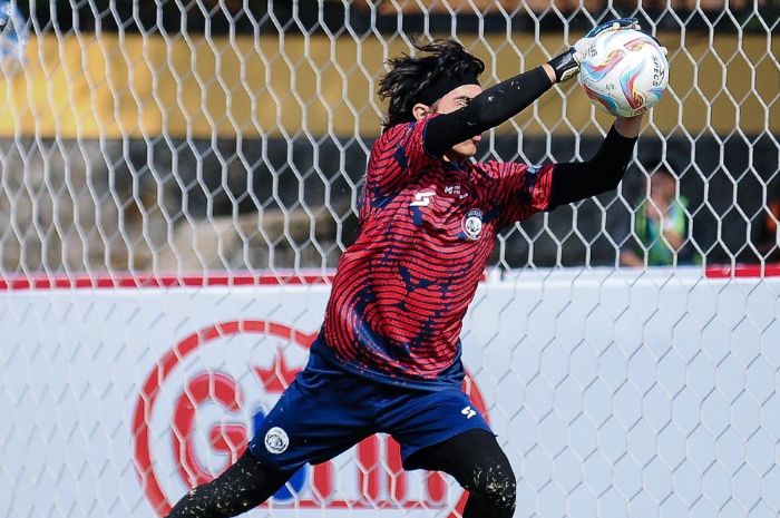 <p>Ket Foto: Foto Julian Schwarzer kiper Arema yang debutnya mengesankan (Foto/Twitter/@idextratime)</p>
