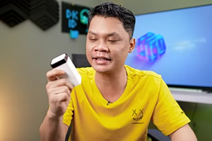 <p>Foto M1 laser keyboard seharga Rp 500 ribuan yang bisa merubah meja jadi keyboard hologram (foto/youtube/@DKID)</p>