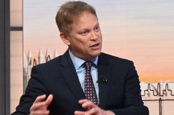 <p>Keterangan Foto: Grant Shapps dalam sebuah wawancara, (Foto:/Twitter/Jeffovers)</p>
