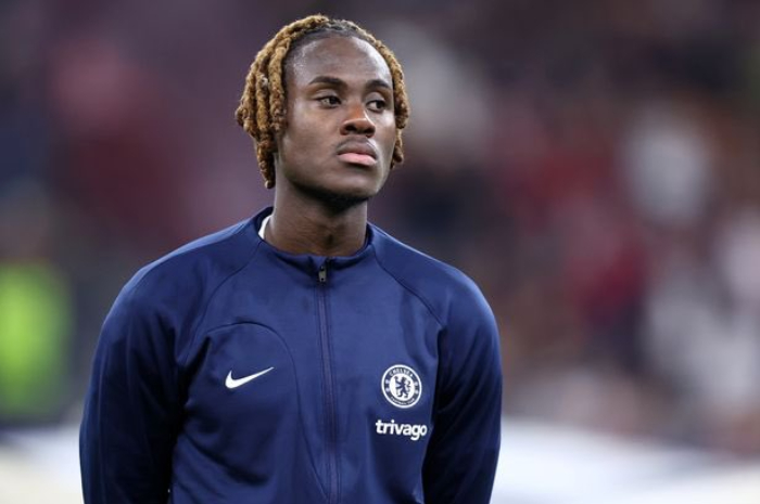 <p>Ket Foto: Foto Trevor Chalobah yang akan dijual Chelsea (Foto/Twitter/@idextratime)</p>

