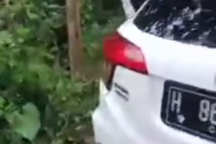 <p>Foto mobil HR-V yang menghilang tanpa jejak di tengah hutan (foto/Instagram/@andreli_48)</p>
