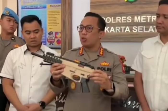 <p>Foto pengemudi Fortuner yang ngamuk ke pengendara mobil Brio, kini ditetapkan menjadi tersangka (foto/instagram/@terang_media)</p>
