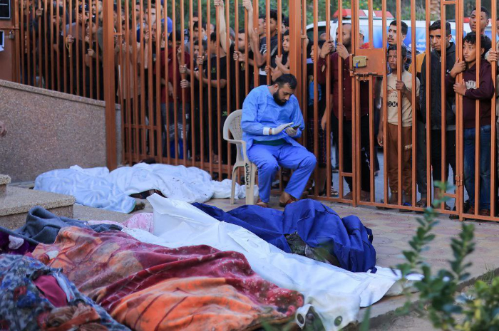 <p>Ket. Foto : WHO Laporkan RS Al Shifa Palestina Kini Dikepung Tank<br />
(Foto/X/@AfiyahKamila7)</p>
