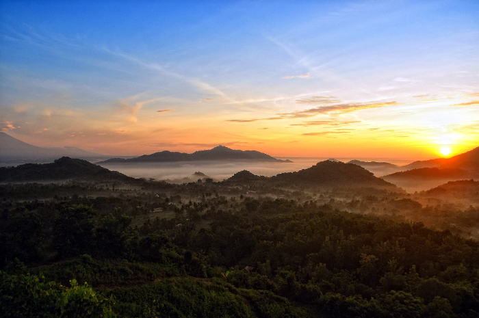 <p>Ket. Foto : Indahnya Pesona Alam yang Dimiliki Bukit Batu Idung di Lombok<br />
(Foto/Instagram/@Iqbal_Nebula)</p>
