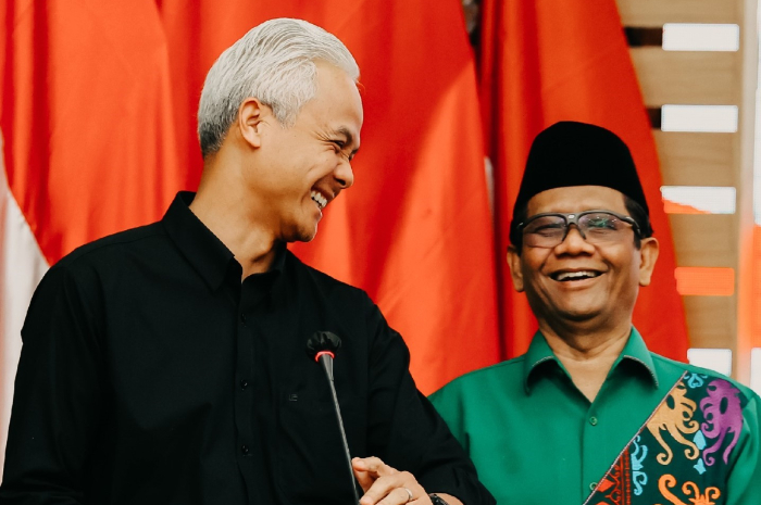 <p>Ket. Foto : Ganjar Pranowo dan Mahfud MD Akhiri Proses Pendaftaran di KPU dengan Sesi Foto Bersama<br />
(Foto/X/@ganjarpranowo)</p>
