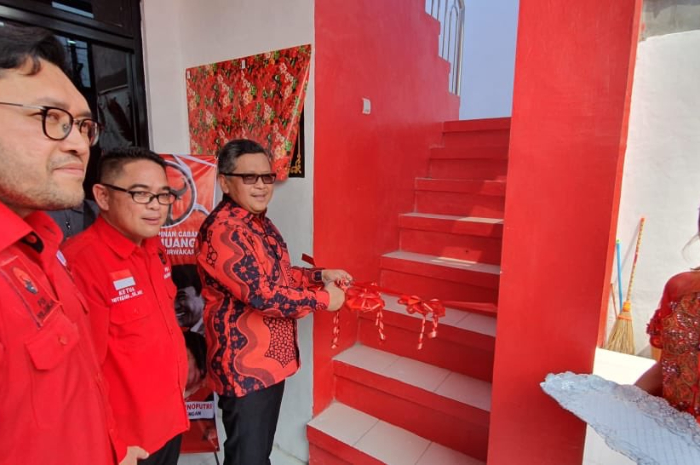 <p>Ket. Foto : Ini Perjalanan Karier Hasto Kristiyanto di PDI-P<br />
(Foto/X/@66Hasto)</p>
