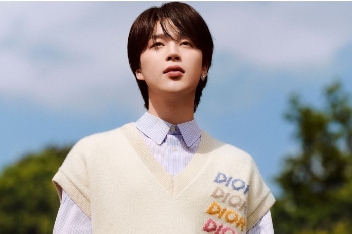 <p>Ket. Foto : Jimin BTS Trending Karena Kampanye DIOR Terbaru<br />
(Foto/Twitter/@btschartsxnews)</p>
