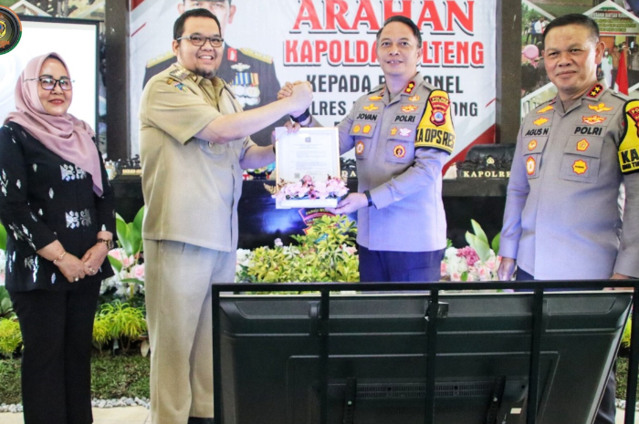 <p>Ket. Foto : Kapolda Sulawesi Tengah dan Rombongan Lakukan Kunjungan Kerja ke Parigi Moutong<br />
(Foto/Prokopim)</p>
