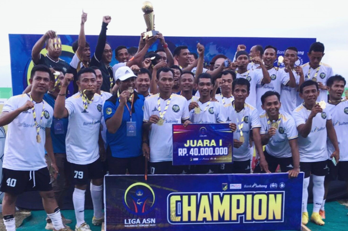 <p>Ket. Foto : Tim Sepak Bola ASN Parigi Moutong Raih Juara I di Liga ASN se-Sulawesi Tengah Tahun 2023<br />
(Foto/Prokopim)</p>
