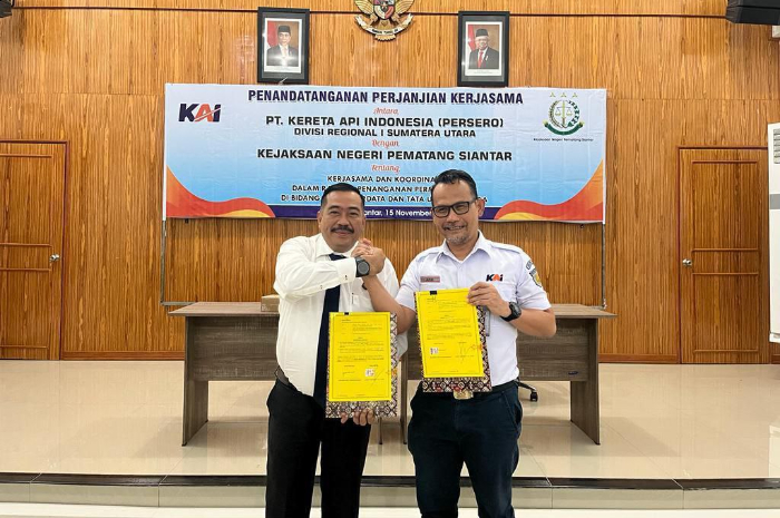 <p>Ket. Foto : Kajari Jurist P Sitepu Bersama Vice President Divisi Regional I Sumatera Utara Mohammad Arie Faturochman<br />
(Foto/gemasulawesi)</p>
