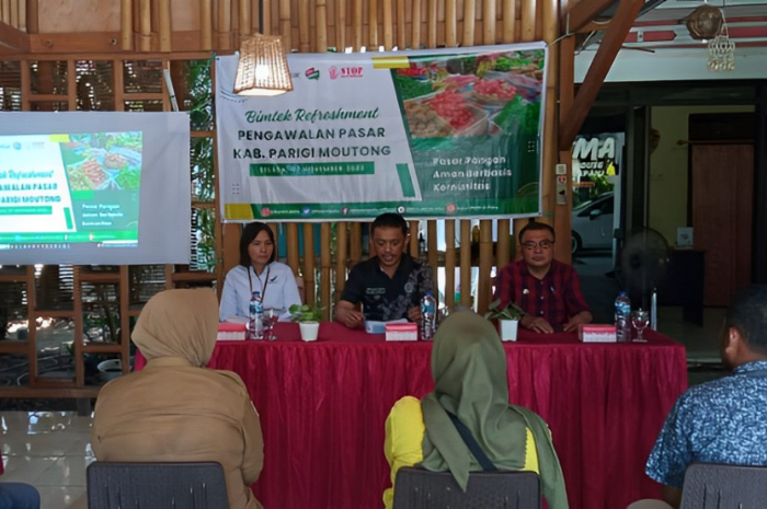 <p>Ket. Foto : Staf Substansi Infokom BPOM Kota Palu, Yasinta Mallisa Nyatakan Pihaknya Lakukan Penyegaran dan Pengawasan Pasar Setiap Tahun<br />
(Foto/gemasulawesi/Muhammad Rifai)</p>
