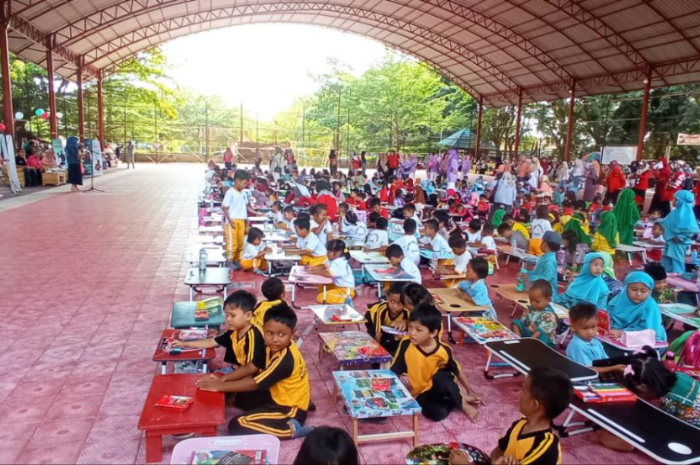 <p>Ket. Foto : Bunda Literasi Parimo Membuka Lomba Mewarnai Tingkat Paud<br />
(Foto/ gemasulawesi/Muhammad Rifai)</p>
