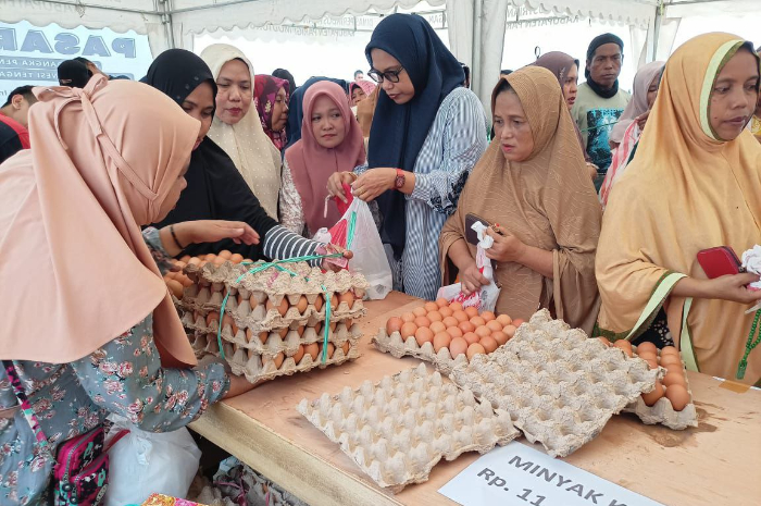 <p>Ket. Foto : Disperindag Parigi Moutong Adakan Pasar Murah di Kelurahan Bantaya<br />
(Foto/gemasulawesi/duan)</p>
