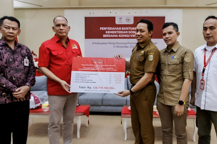 <p>Ket. Foto : Keluarga Penerima Manfaat di Parigi Moutong Memperoleh Bantuan yang Jumlahnya Fantastis dari Kemensos<br />
(Foto/Prokopim)</p>

