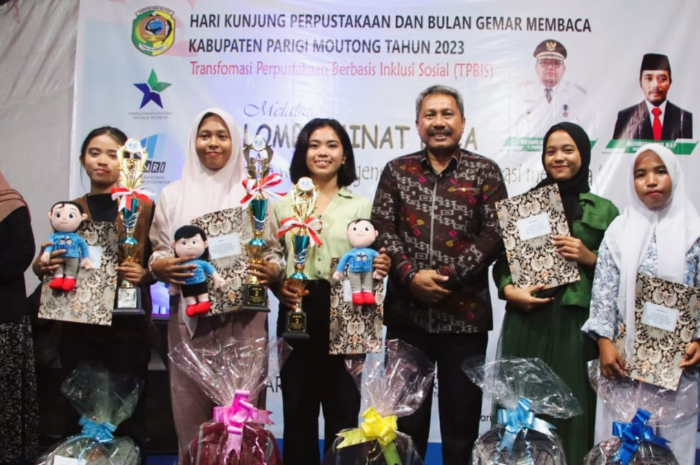 <p>Ket. Foto : Staf Ahli Mawardin Tutup Pameran Promosi Perpustakaan dan Kearsipan Parigi Moutong<br />
(Foto/Prokopim)</p>